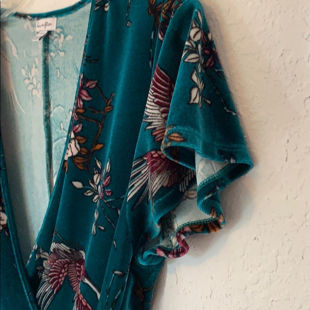 Adorable and Flattering Wrap Top Sz M